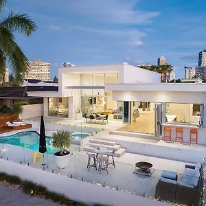 Holiday home Capri Executive Waterfront - 5 Bedrooms - Heated Pool And, Gold Coast